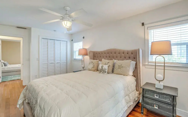 photo 3 of Bright Sarasota Bungalow - 5 Mi to Siesta Beach!
