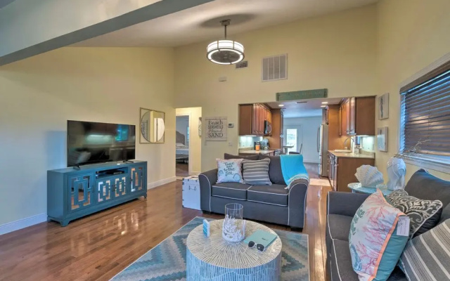 photo 4 of Bright Sarasota Bungalow - 5 Mi to Siesta Beach!