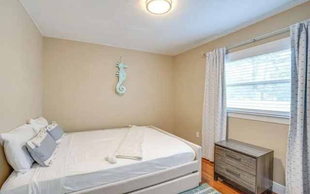 photo 5 of Bright Sarasota Bungalow - 5 Mi to Siesta Beach!