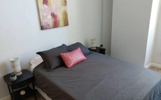 photo 2 of Bright & Spacious 2BR In Downtown