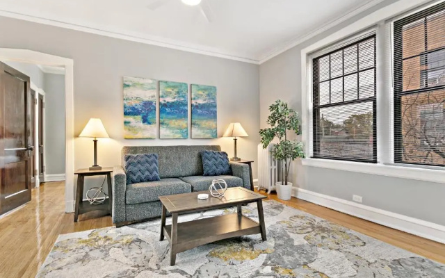 photo 2 of Bright Spacious Apt, Comfy King Bed, 5 Location