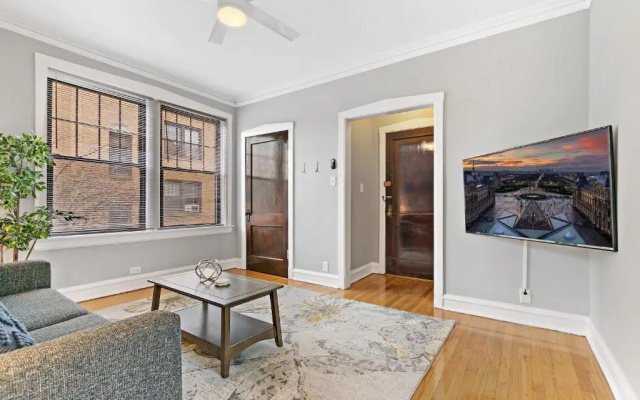 photo 4 of Bright Spacious Apt, Comfy King Bed, 5 Location