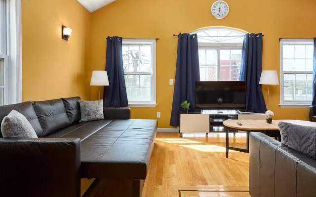 photo 3 of Bright, Spacious House!