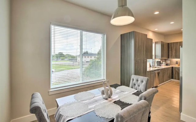photo 2 of Bright & Spacious Houston Townhome: Near Dtwn