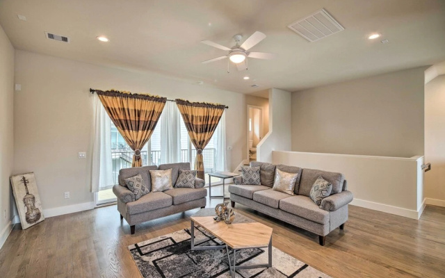 photo 3 of Bright & Spacious Houston Townhome: Near Dtwn