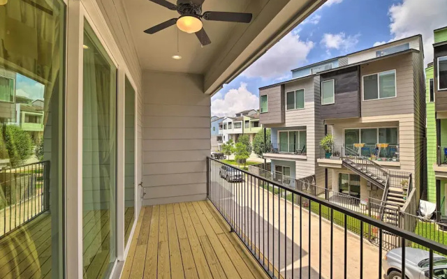photo 4 of Bright & Spacious Houston Townhome: Near Dtwn