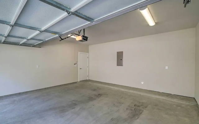 photo 5 of Bright & Spacious Houston Townhome: Near Dtwn