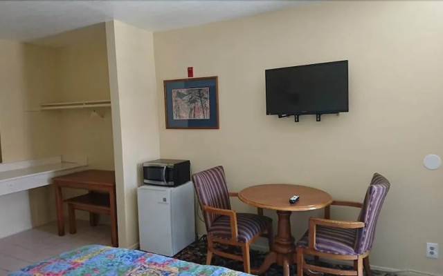 photo 3 of Bristol Motel