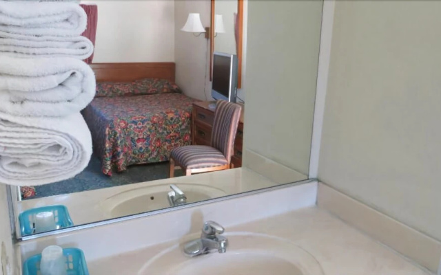 photo 4 of Bristol Motel