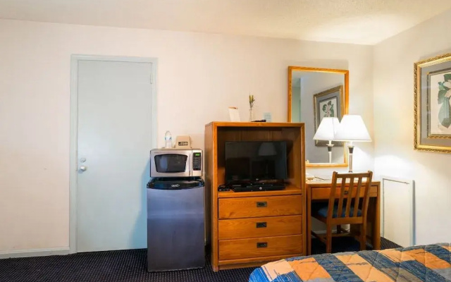 photo 4 of Budget Host Inn