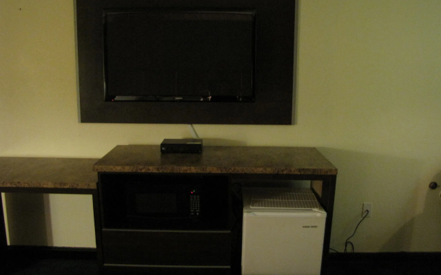 photo 2 of Budget Host Inn