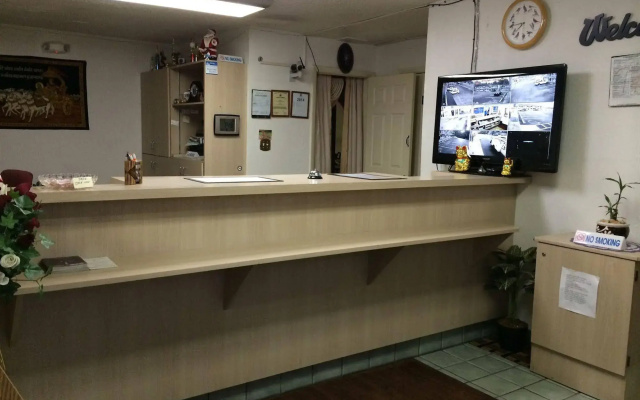 photo 2 of Red Carpet Inn Opelika