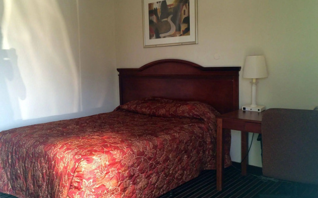 photo 3 of Red Carpet Inn Opelika