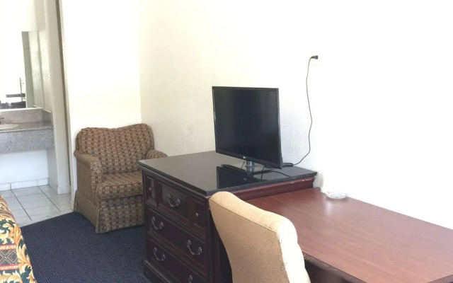 photo 3 of Budget Inn