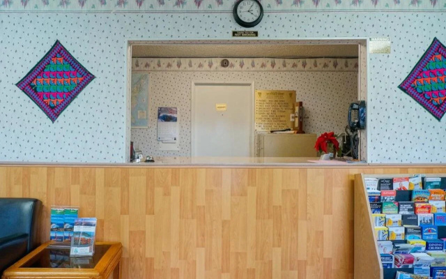 photo 2 of Budget Inn Redwood City