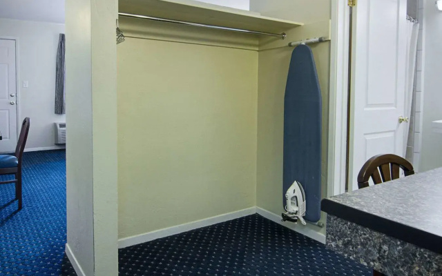 photo 3 of Central Phoenix Hotel