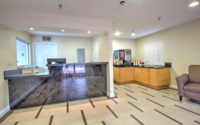 photo 2 of Burbank Inn and Suites