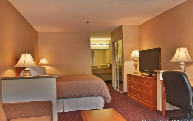 photo 3 of Burbank Inn and Suites