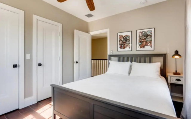 photo 5 of Buttercup 3bd 3ba Sleep 7 on Quiet Street
