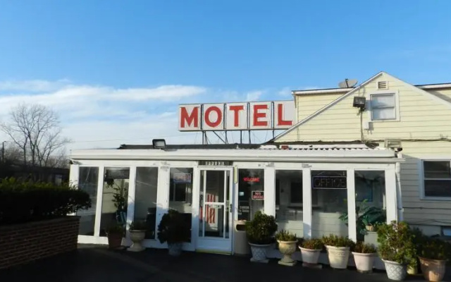photo 2 of By The Way Motel Lake Bluff