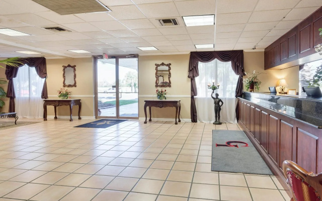 photo 2 of OYO Hotel Baton Rouge - Mead Rd
