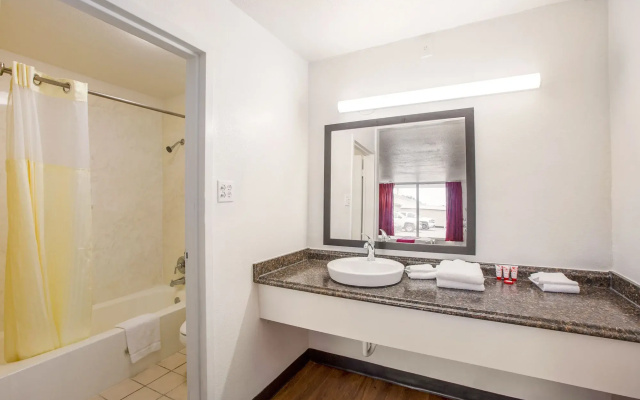 photo 4 of OYO Hotel Baton Rouge - Mead Rd