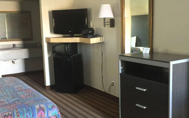 photo 5 of Camelot Inn & Suites Hobby/Gulf Freeway