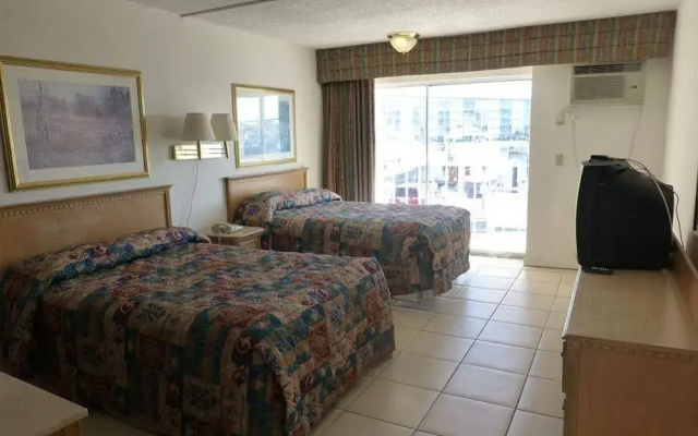 photo 3 of Camelot Waterfront Inn