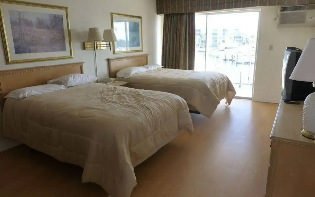photo 5 of Camelot Waterfront Inn