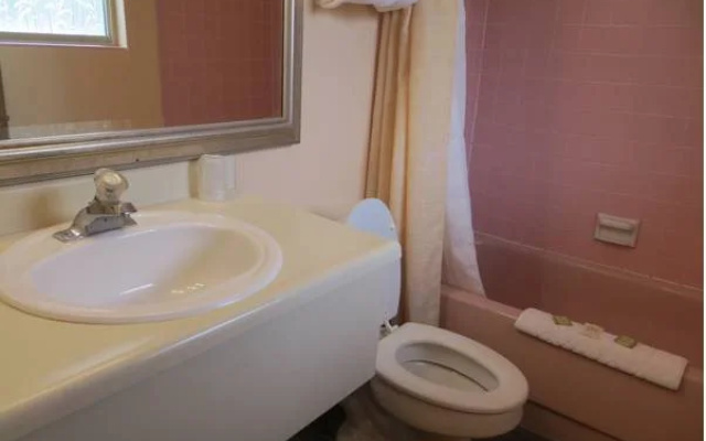 photo 5 of Cameo Motel - Portland