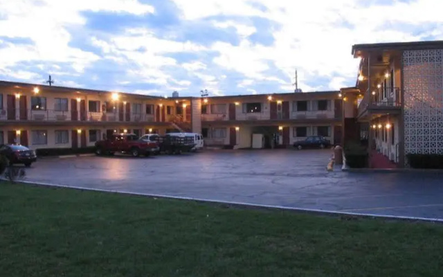 photo 2 of Campus Inn