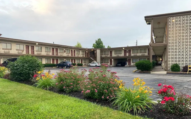 photo 3 of Campus Inn