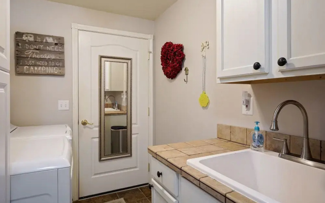 photo 2 of Canyon Cottage 3 Bedroom Home by Redawning