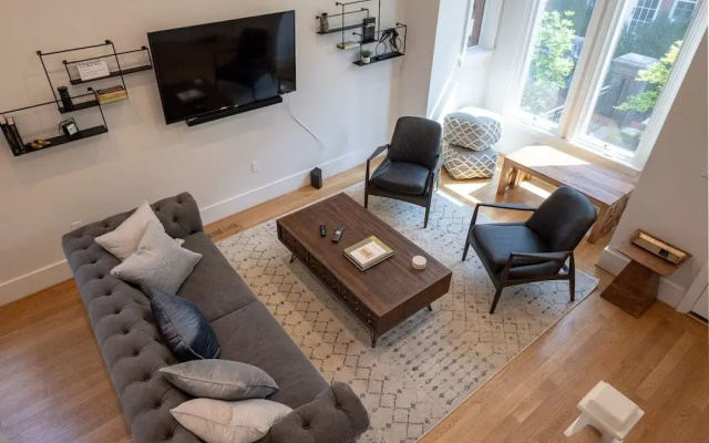 photo 2 of Capitol Hill - Four Bedroom TownHouse