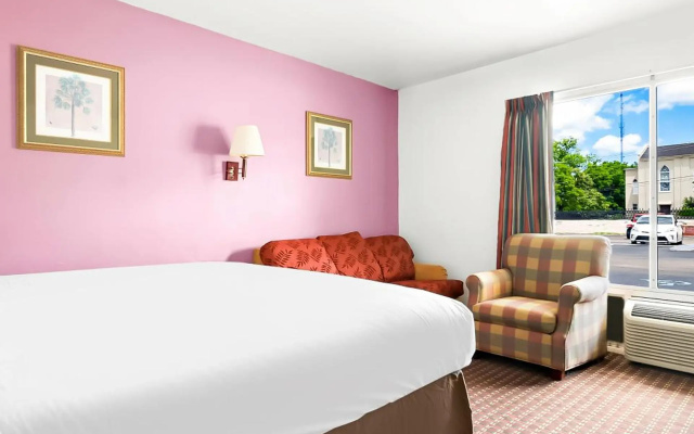 photo 3 of Capitol Inn And Suites