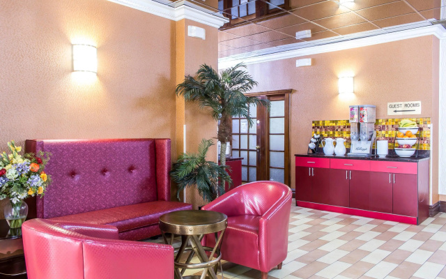 photo 2 of Rodeway Inn Capri