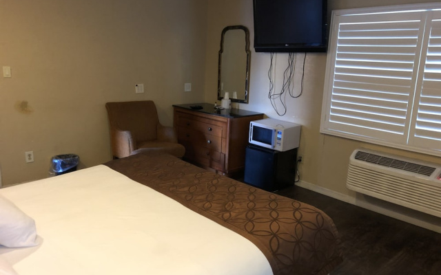 photo 4 of Capri Motel