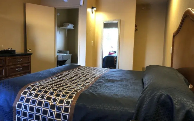 photo 5 of Capri Motel
