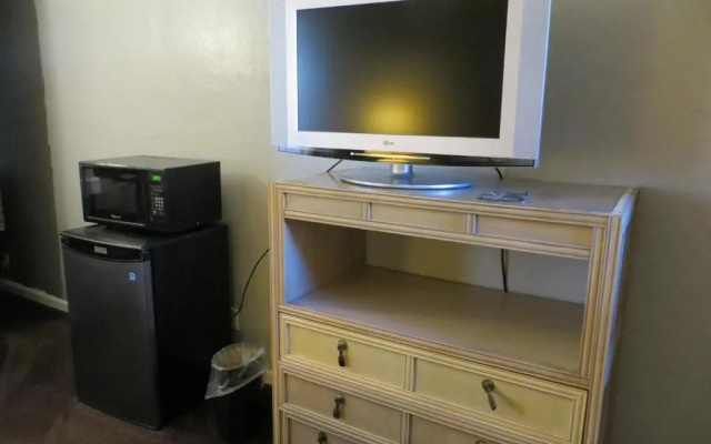 photo 2 of The Capri Motel