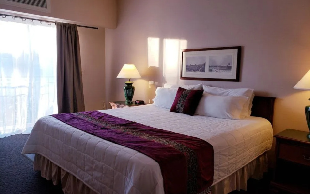 photo 4 of Totem Lake Hotel