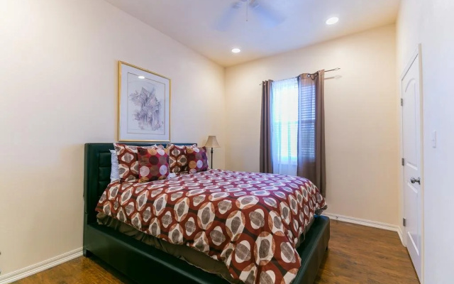 photo 3 of Carondelet Street Modern Suites