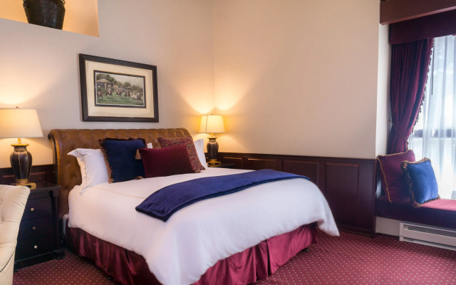 photo 2 of Carriage House Inn