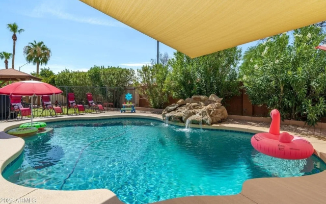photo 2 of Casa De Beck 4 Bedroom Home by Redawning