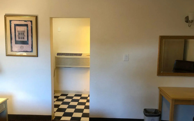 photo 4 of Casa Linda Motel