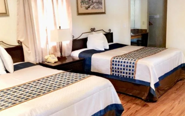photo 3 of Casa Verde Inn