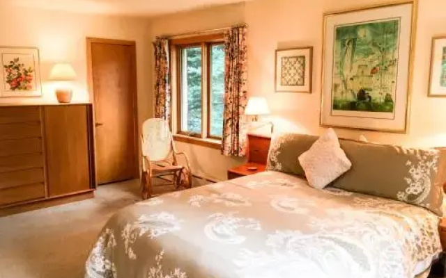 photo 3 of Cascade Village Area 5 Bed 4 Bath, Walk To Lift!