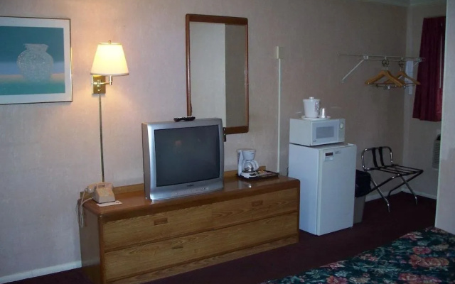 photo 2 of Castlewood Inn