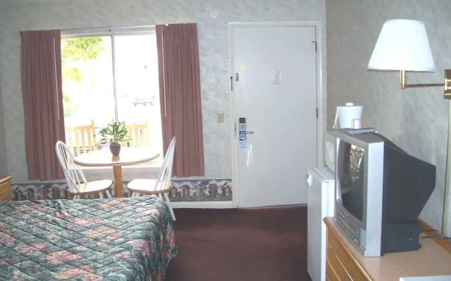 photo 4 of Castlewood Inn