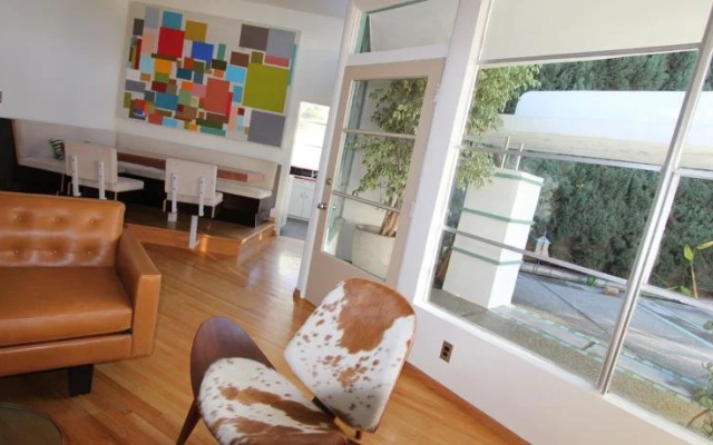 photo 2 of Celebrity Streamline Modern Three-bedroom House