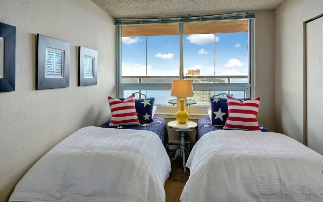 photo 5 of Centennial Tower Bay View Penthouse - Three Bedroom Apartment with Fir